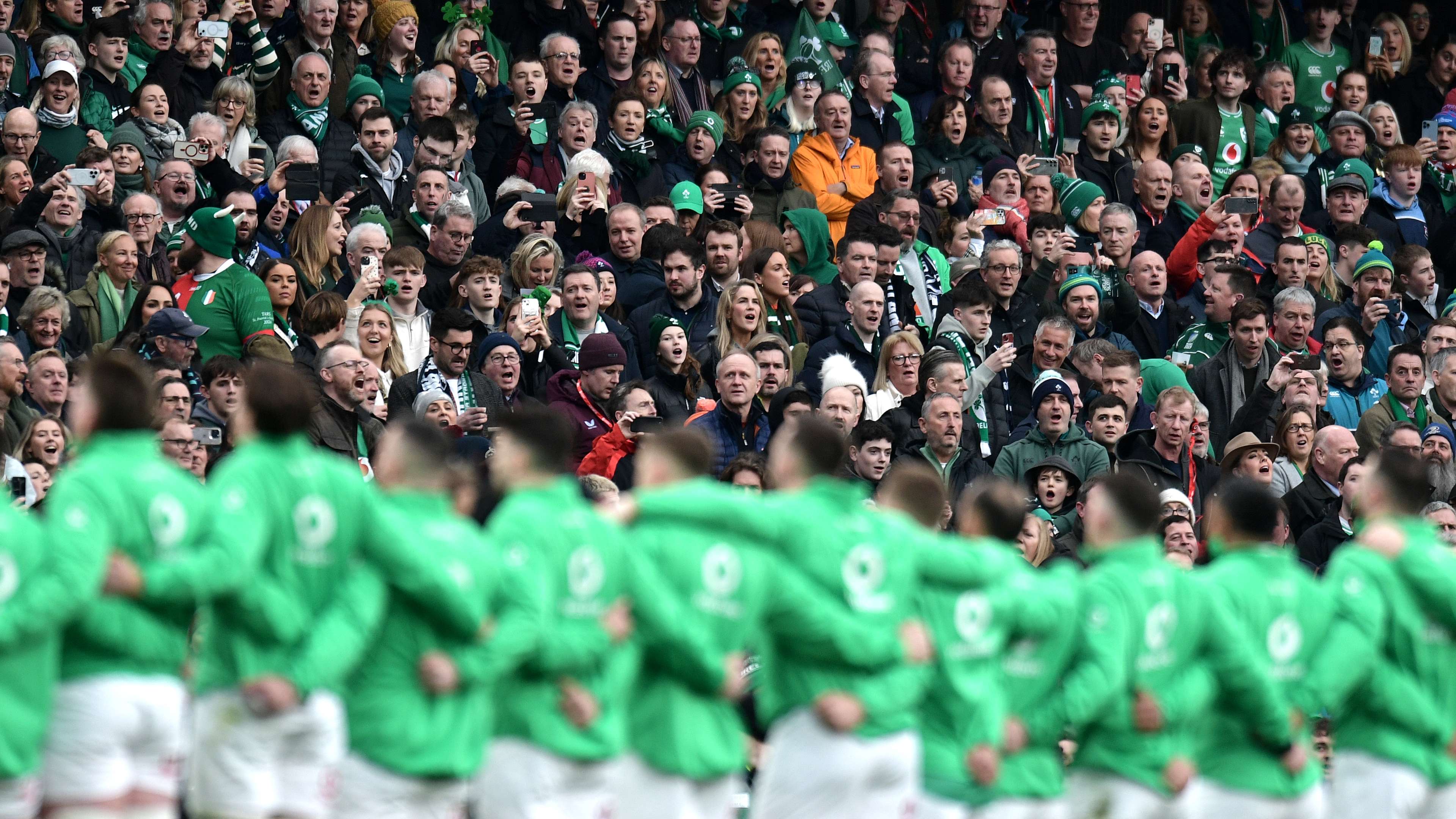 她们始终坚 她们始终坚